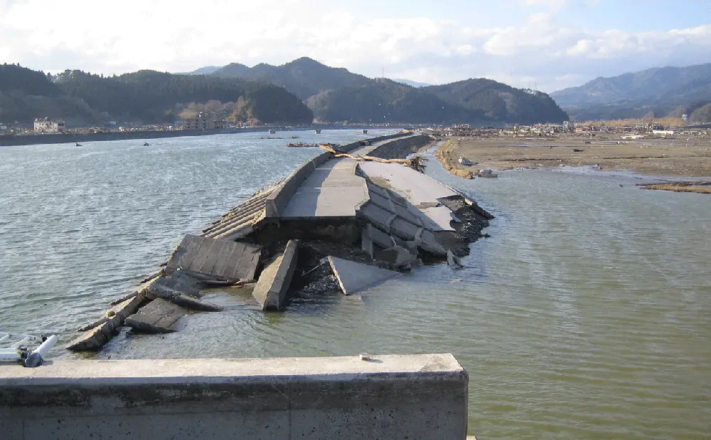 東日本大震災の津波被害から漁港や防潮堤等を復旧